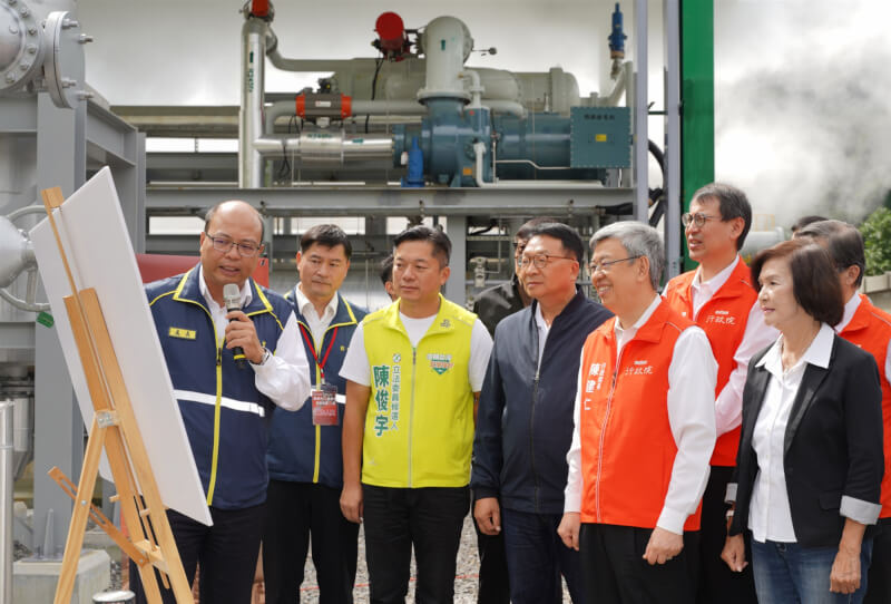 宜蘭縣仁澤地熱發電廠112年10月24日啟用,時任行政院長陳建仁(前右2)、宜蘭縣長林姿妙(前右)出席典禮,並聽取相關人員簡報。(台電提供)中央社 114年10月17日