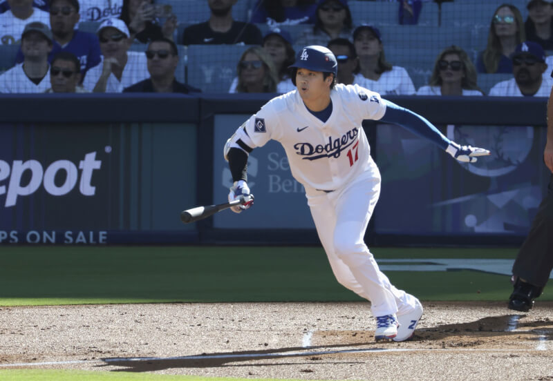 美國職棒大聯盟MLB洛杉磯道奇隊17日在國家聯盟冠軍系列賽,擊敗密爾瓦基釀酒人,大谷翔平第一局擊出右外野三壘安打。(共同社)