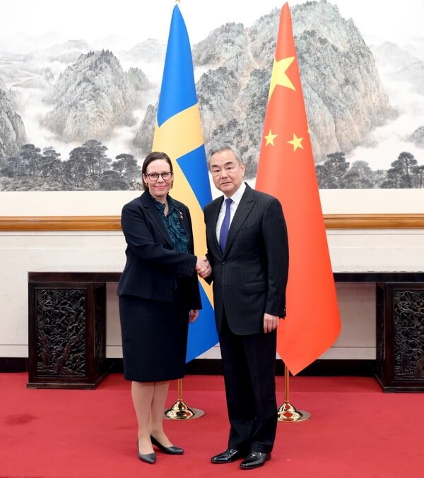 瑞典外交部長斯典尼嘉德造訪北京,16日會晤中國外交部長王毅。(圖取自中國外交部網頁mfa.gov.cn)