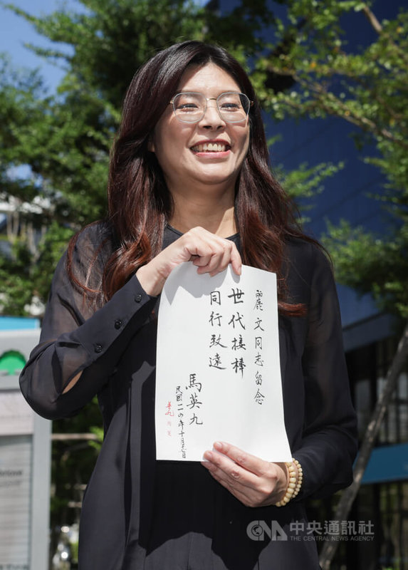 國民黨主席候選人鄭麗文(圖)17日上午在台北拜會前總統馬英九,會後公開馬英九致贈的墨寶給媒體拍照。中央社記者裴禛攝 114年10月17日
