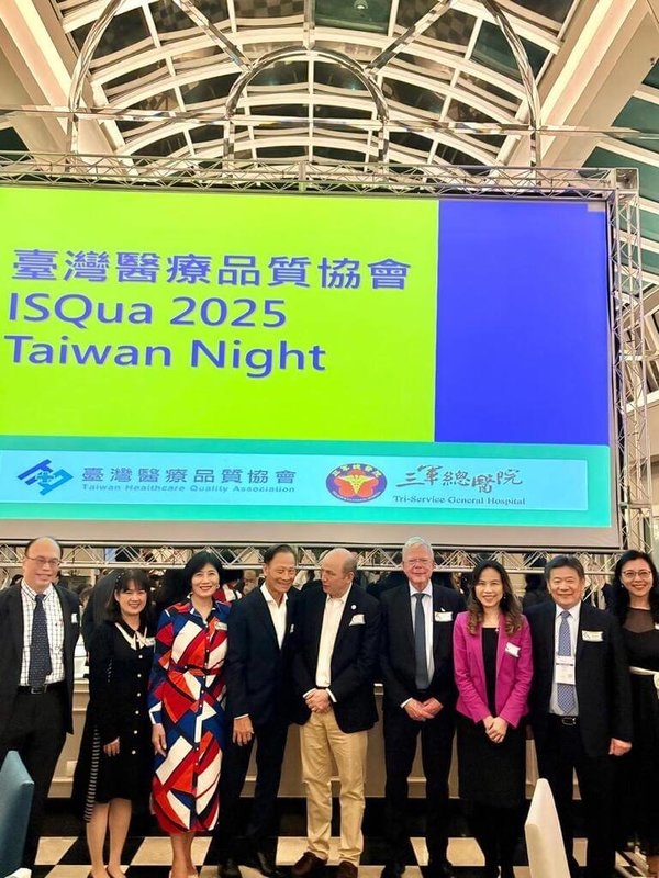 第41屆國際醫療品質協會(ISQua)在巴西聖保羅盛大舉行,台灣醫療品質協會副秘書長任寶玲(右起)、台灣外科醫學會理事長蔡建松、駐聖保羅辦事處處長朱怡靜、ISQua執行長Carsten Engel、ISQua理事長Ezequiel Garcia Elorrio、聖保羅葉氏醫院院長葉倫群、葉夫人柯家玲、醫策會副執行長洪聖惠、三軍總醫院院長陳元皓等人出席台灣之夜。(駐聖保羅辦事處提供)中央社記者唐雅陵聖保羅傳真 114年10月17日