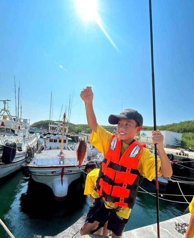 澎湖風櫃國小16日舉辦「永續釣魚日」活動,教導小朋友如何持竿、拋線,以及感受魚群咬餌瞬間的技巧,讓海洋教育從課本走入真實場域。(澎湖風櫃國小提供)中央社 114年10月17日