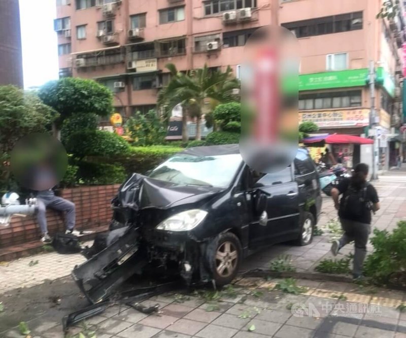 楊姓男子17日開車行經松山機場附近路口，疑身體不適直接開上人行道，波及4輛機車及撞傷1名正要停車的騎士。（翻攝照片）中央社記者劉建邦傳真　114年10月17日