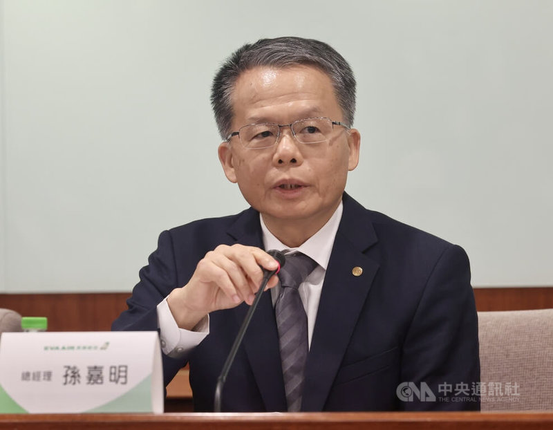 長榮航空一名空服員日前抱病執勤返台後離世。長榮航空17日下午舉行記者會,總經理孫嘉明(圖)表示,外界有相當多聲音批評和指教,長榮航都聽到,且虛心接受,將啟動精進措施,包括通報機制,健康評估和溝通強化,以最高標準打造健康環境。中央社記者張皓安攝 114年10月17日