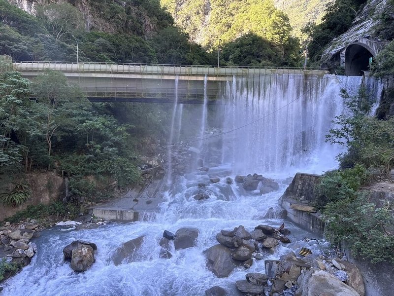 太魯閣國家公園燕子口一帶因大規模崩塌形成的堰塞湖，經持續監測，目前湖水已從台8線靳珩隧道東口溢流，從魯丹橋護欄回流至立霧溪主河道。（林業及自然保育署花蓮分署提供）中央社記者張祈傳真 114年10月18日