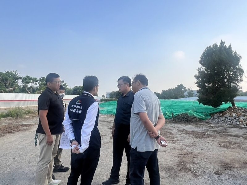 台積電中科擴二新廠將開工,台中市政府18日說明,將協助相關審查作業流程,以利台積電早日進場施工,市府經發局日前也前往基地現勘了解進度。(台中市政府提供)中央社記者郝雪卿傳真 114年10月18日