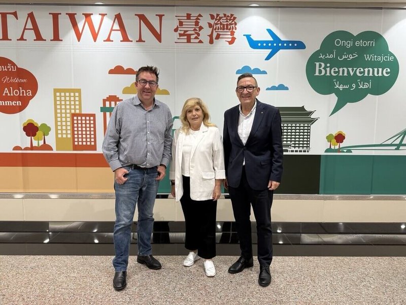澳洲國會眾議員喬傑納斯（右）、參議員麥格拉斯（左）等澳洲跨黨派國會議員團於18日訪台。（外交部提供）中央社記者吳書緯傳真 114年10月18日