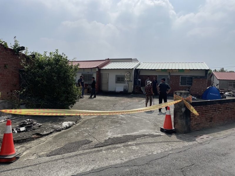 嘉義縣六腳鄉更寮村一處民宅18日發現疑似嬰兒屍體,警方獲報立即趕赴處理,生母疑似為印尼籍看護,現已成立專案小組追查生母行蹤,並報請檢方相驗。(警方提供)中央社記者姜宜菁傳真 114年10月18日