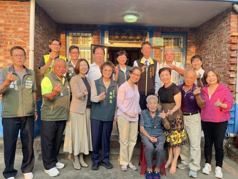 副總統蕭美琴(前左5)18日登門祝賀台南市官田區陳添結、柳營區謝陳月香(前右4)2名百歲人瑞,並送上金鎖片,表達關懷祝福。(台南市政府提供)中央社記者張榮祥台南傳真 114年10月18日