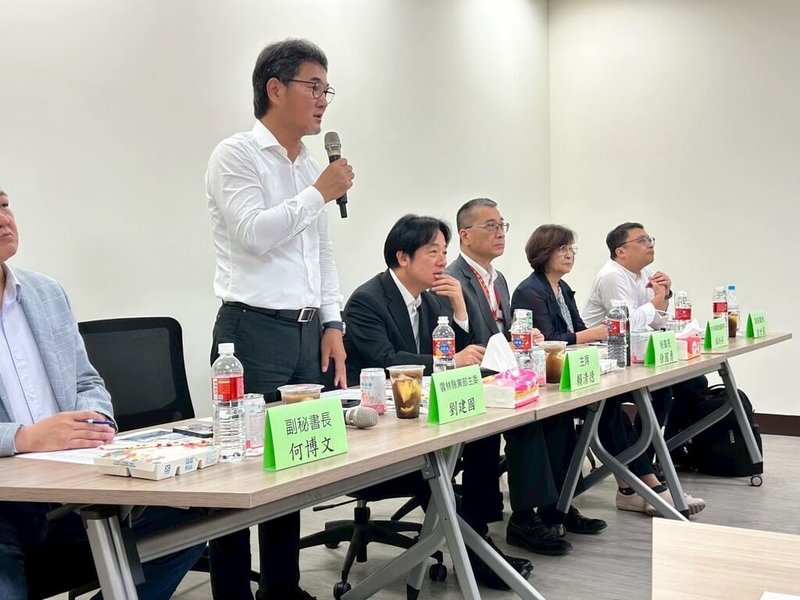 民進黨主席賴清德(左2)18日在黨籍立委、雲林縣黨部主委劉建國(左)陪同下,與雲林縣黨公職座談,會中談及民生、經濟等議題。(民進黨雲林縣黨部提供)中央社記者姜宜菁傳真 114年10月18日