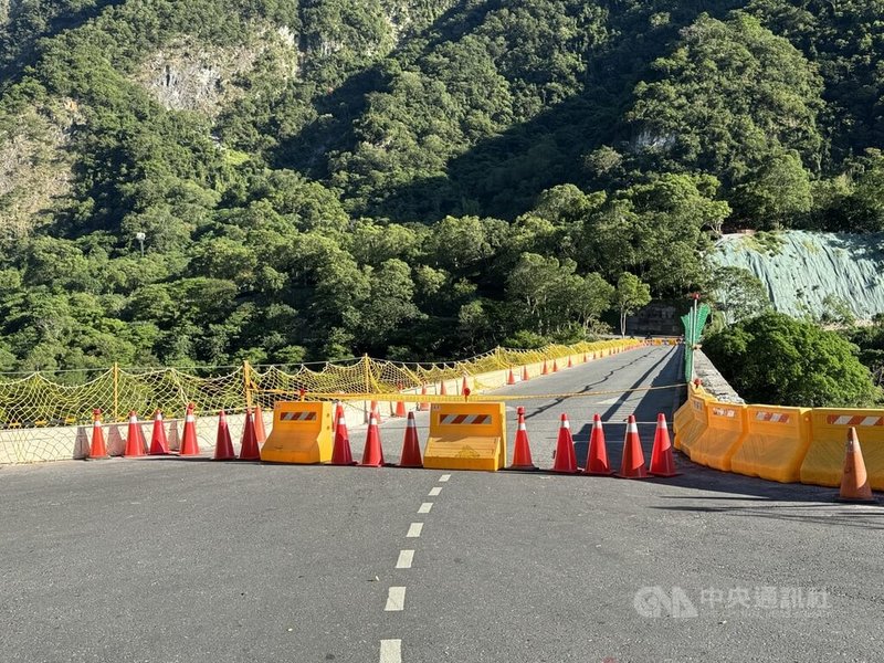 太魯閣燕子口步道、鄰近台8線靳珩隧道西口立霧溪河道阻塞形成堰塞湖,下游錦文橋實施封閉。中央社記者張祈攝 114年10月18日