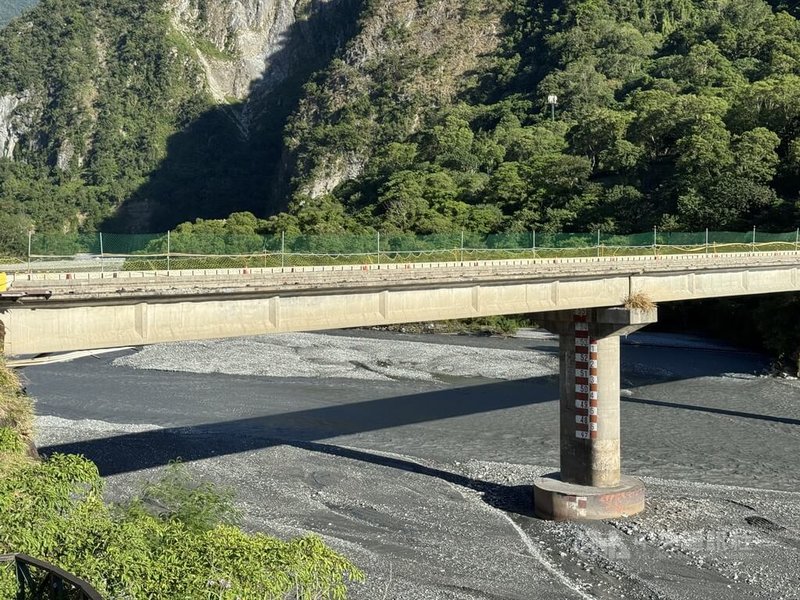 太魯閣燕子口步道、鄰近台8線靳珩隧道西口立霧溪河道阻塞形成堰塞湖,18日上午錦文橋水位沒有明顯上升。中央社記者張祈攝 114年10月18日