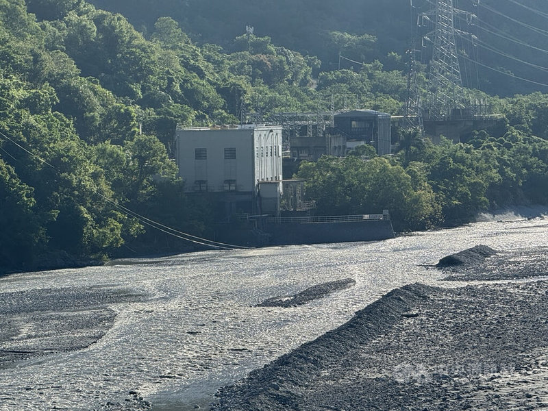 太魯閣燕子口步道、鄰近台8線靳珩隧道西口立霧溪河道阻塞形成堰塞湖,下游台電機組人員已提前撤離。中央社記者張祈攝 114年10月18日