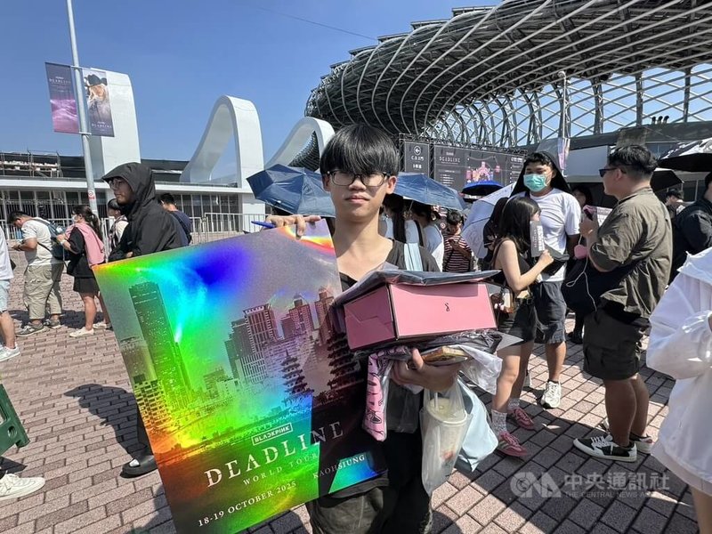 韓國女團BLACKPINK18、19日重返高雄國家體育場(世運主場館)開唱,18日上午周邊商品開賣,粉絲陳姓學生(圖)開心分享自己買到的戰利品。中央社記者林巧璉攝 114年10月18日