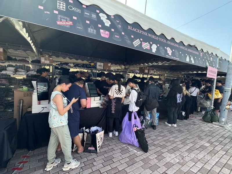 韓國女團BLACKPINK18、19日重返高雄國家體育場(世運主場館)開唱,18日上午周邊商品開賣,吸引大批粉絲頂著豔陽排隊搶購。中央社記者林巧璉攝 114年10月18日