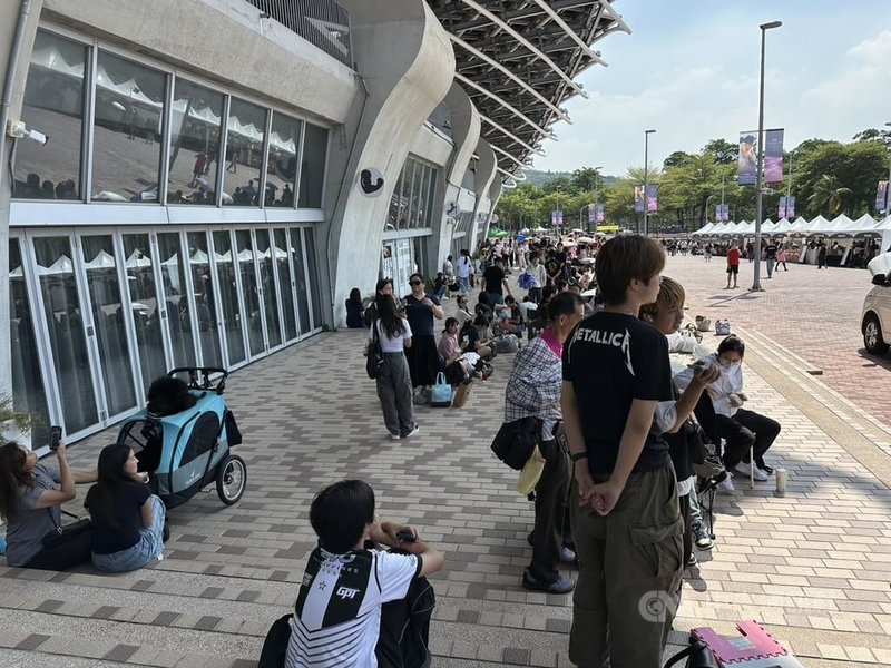 韓國女團BLACKPINK18、19日重返高雄國家體育場(世運主場館)開唱,18日現場有百餘名粉絲苦守在票務區後排隊等官方釋票。中央社記者林巧璉攝 114年10月18日