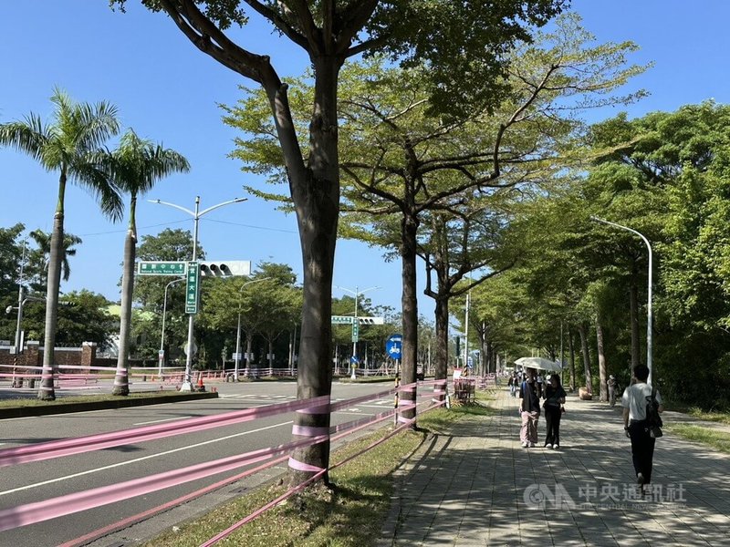 韓國女團BLACKPINK18、19日重返高雄國家體育場(世運主場館)開唱,高雄整週處處都有「粉色」光芒,不只是多處景點、建築披粉光,世運站的管制封鎖線也改用粉帶。中央社記者林巧璉攝 114年10月18日