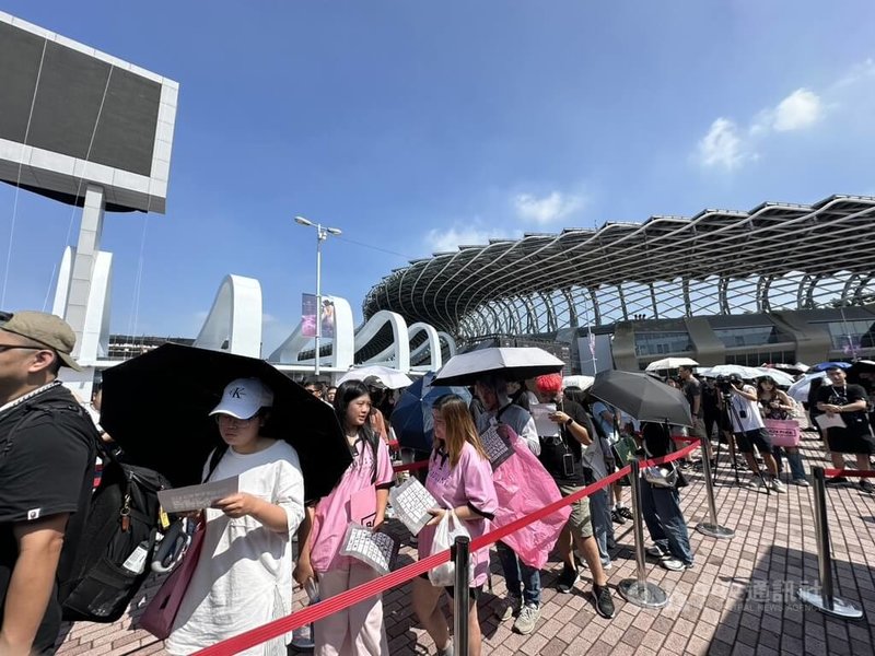 韓國女團BLACKPINK18、19日重返高雄國家體育場(世運主場館)開唱,18日上午周邊商品開賣,吸引大批粉絲頂著豔陽排隊搶購;但因多項商品未限購,一開賣就被一掃而空引發排隊粉絲不滿。中央社記者林巧璉攝 114年10月18日