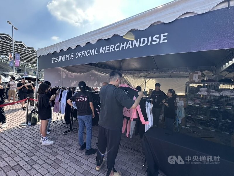 韓國女團BLACKPINK18、19日重返高雄國家體育場(世運主場館)開唱,帶動市區訂房率逾9成。高市觀光局表示,演唱會期間超過7成歌迷留宿高雄。圖為BLACKPINK演唱會周邊商品販售情形。中央社記者林巧璉攝 114年10月18日