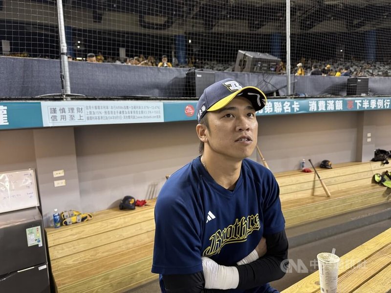 中華職棒總冠軍系列賽「台灣大賽」18日將在台北大巨蛋開打,兄弟隊長王威晨(圖)賽前表示,會適時透露「準備好就不擔心」的訊息給隊友,提醒別人也提醒自己。中央社記者謝靜雯攝 114年10月18日
