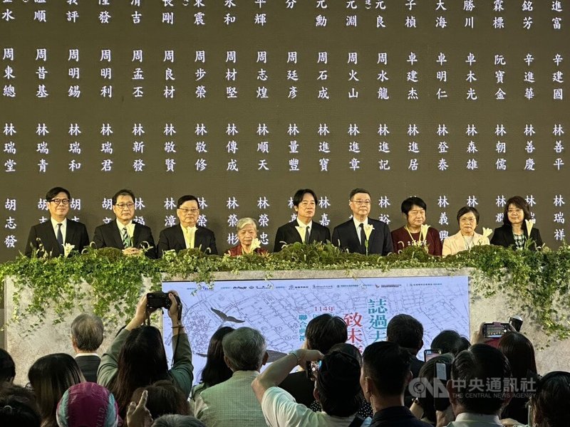 總統賴清德(後中)18日至高雄出席平復國家不法暨頒發名譽回復證書典禮,行政院長卓榮泰(後右4)、內政部長劉世芳(後右2)、法務部長鄭銘謙(後左2)、高雄市長陳其邁(後左)等人出席與會。中央社記者林巧璉攝 114年10月18日