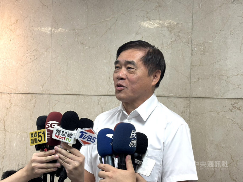 國民黨主席候選人郝龍斌18日晚間發表談話，表示已和黨主席當選人鄭麗文通過電話，祝賀她當選。他尊重黨員決定，並盼未來放下選舉紛擾，團結支持新任主席。中央社記者郭建伸攝　114年10月18日