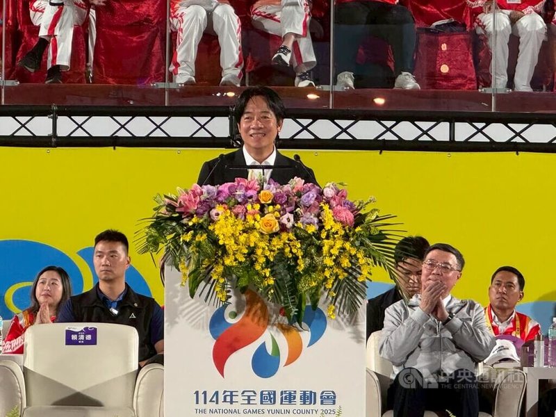 總統賴清德(前中)18日晚間在雲林參加114年全國運動會開幕式,他在致詞時表示,中央政府除重視運動以外,也重視教育,透過教育栽培人才,「人才多、人才好,國家社會才會更好。」中央社記者姜宜菁攝 114年10月18日