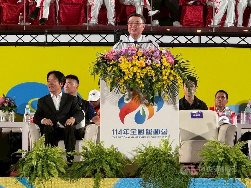 全國運動會18日在雲林登場，上千名選手同場競技，上萬人參與開幕典禮，行政院長卓榮泰（前）對選手提出3期許，從從容容游刃有餘完成比賽，超越自己的最佳成績，發揮運動家精神，好好享受比賽。中央社記者姜宜菁攝  114年10月18日