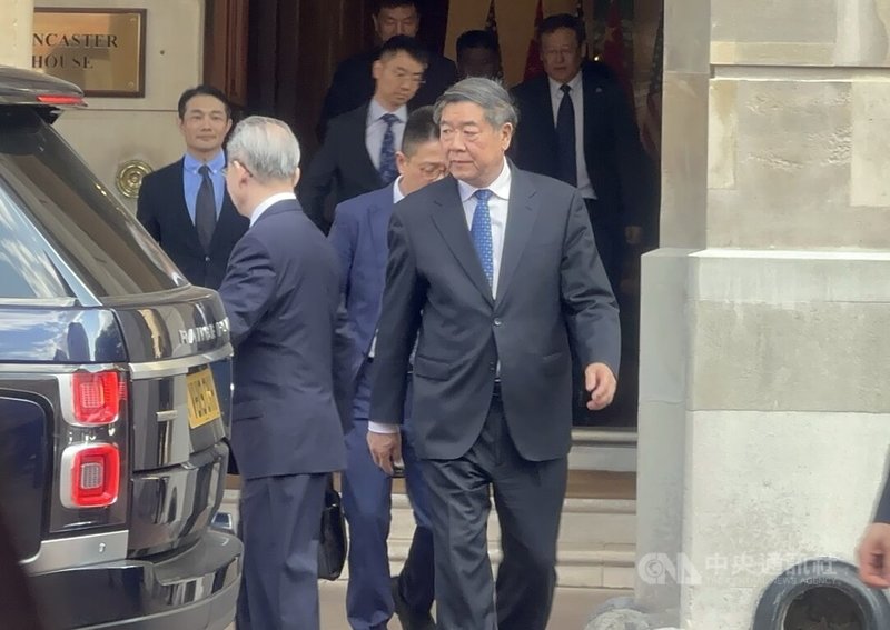中國國務院副總理何立峰與美國財政部長貝森特等今日上午舉行視訊通話，雙方同意盡快舉行新一輪中美經貿磋商。圖為何立峰今年6月在英國出席中美經貿磋商機制首次會議。（中新社）中央社   114年10月18日