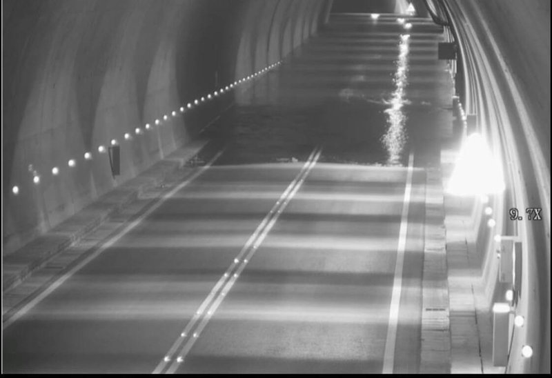 公路局影像顯示,18日2時30分堰塞湖水漫淹至台8線靳珩隧道西口路面,沿隧道向東漫流。(林業及自然保育署花蓮分署提供)中央社記者張祈傳真 114年10月18日