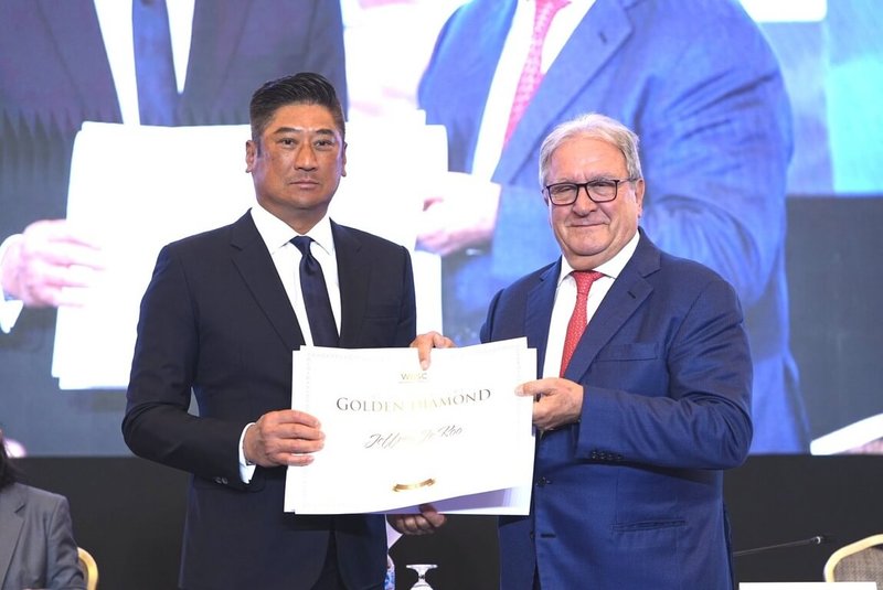 2025年世界棒壘球總會(WBSC)會員大會18日在泰國曼谷召開,WBSC執行副會長暨亞洲棒球總會(BFA)會長辜仲諒(左)獲頒「金鑽榮譽獎章」。(中華民國棒球協會提供)中央社記者謝靜雯傳真 114年10月18日