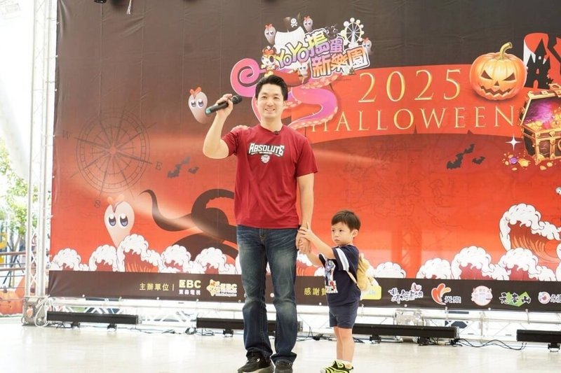 台北市長蔣萬安(左)18日帶兒子出席「YOYO搗蛋新樂園」活動,被問及輝達台灣總部設立進度時表示,市府立場一直一樣,就是全力爭取輝達順利留在台北。(台北市政府提供)中央社記者陳昱婷傳真 114年10月18日