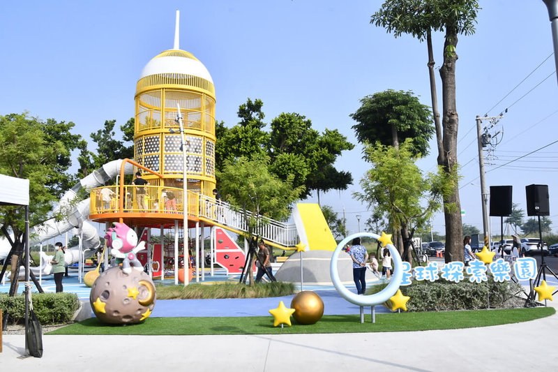 彰化縣二林鎮和平公園完成環境設施改善,以太空科技為主題,打造星球探索樂園,18日舉行啟用典禮,高達14公尺的「探險飛梭」是最吸睛設施。(彰化縣政府提供)中央社記者鄭維真傳真 114年10月18日