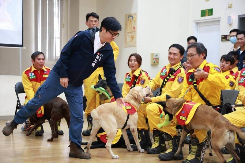 花蓮馬太鞍溪堰塞湖溢流釀災,高雄特種搜救大隊先後出動2梯次救援,市長陳其邁(前左)表示,115年度已額外增編特搜大隊預算新台幣約1232萬元,用於採購最新式特殊場域科技救災器材、搜救犬舍設施設備維護等,強化特搜人員與搜救犬整體作業效率及安全。(高雄市政府提供)中央社記者洪學廣傳真 114年10月18日