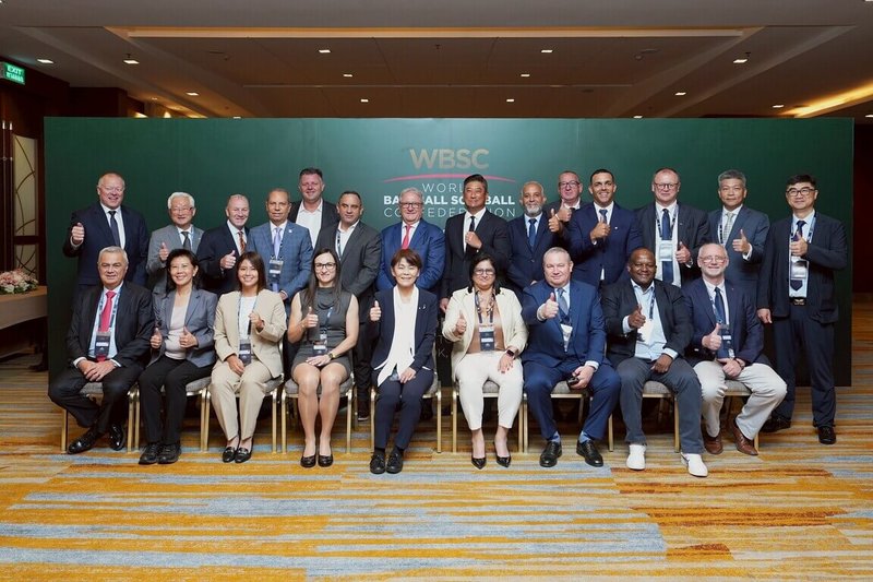 世界棒壘總會(WBSC)會員大會18日在泰國曼谷舉行,執行副會長辜仲諒(後右7)獲在場全體會員代表無異議通過連任。(中華民國棒球協會提供)中央社記者謝靜雯傳真 114年10月18日
