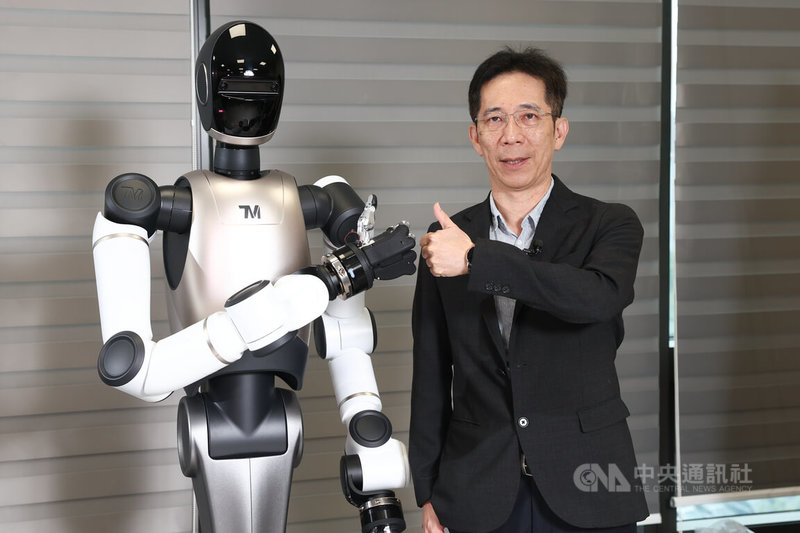 達明積極開發人形機器人,營運長黃識忠(右)指出,人工智慧(AI)真正提升人形機器人的附加價值。 中央社記者王騰毅攝 114年10月18日