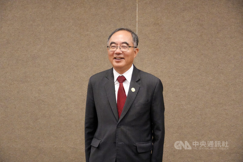 台灣大學18日召開校務會議,校長陳文章(圖)會後接受媒體聯訪,盼教育部調整大學法,開放以「學碩一貫學程」招生。中央社記者陳至中台北攝 114年10月18日