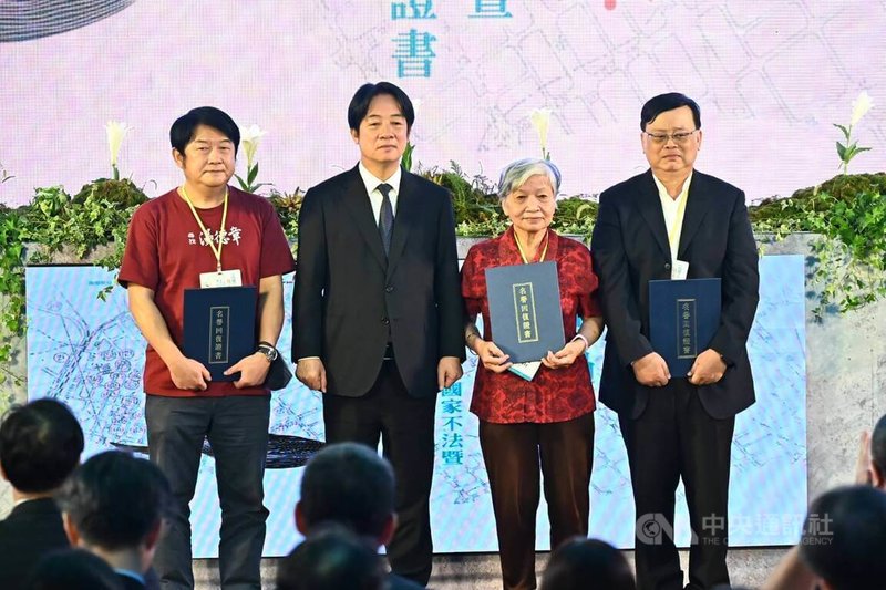 總統賴清德(左2)18日到高雄出席平復國家不法暨頒發名譽回復證書典禮,並頒發名譽回復證書給3名受難者家屬,包括228事件無故遭逮捕的王富,由女兒王梅花(右2)代表受證;前高雄縣長余登發,由孫子余政道(右)代表受證;以及人權律師湯德章,由孫子湯景盛(左)代表受證。中央社記者林巧璉攝 114年10月18日