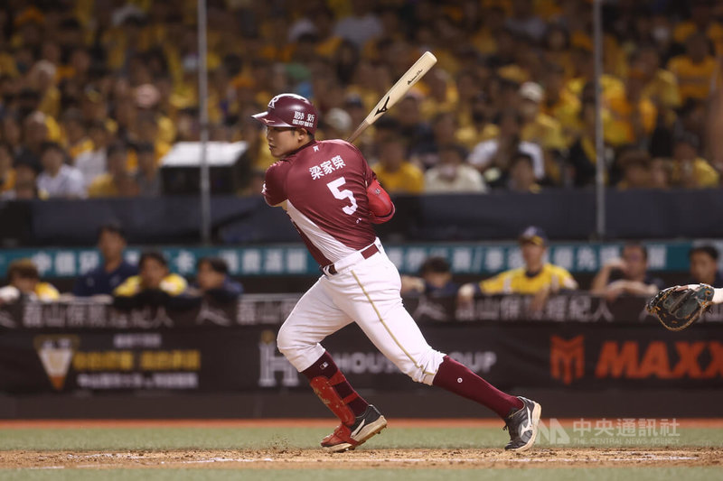 中華職棒7戰4勝制「台灣大賽」首戰18日在台北大巨蛋開打,樂天桃猿隊開局氣勢旺,梁家榮(圖)3局上再度敲安帶打點,助隊擴大領先。中央社記者王騰毅攝 114年10月18日