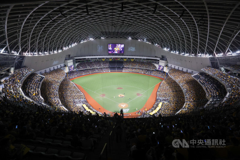 中華職棒7戰4勝制總冠軍戰「台灣大賽」第一戰18日在台北大巨蛋正式點燃戰火,由中信兄弟隊交手樂天桃猿隊,吸引大批球迷到場觀賽。中央社記者王騰毅攝 114年10月18日