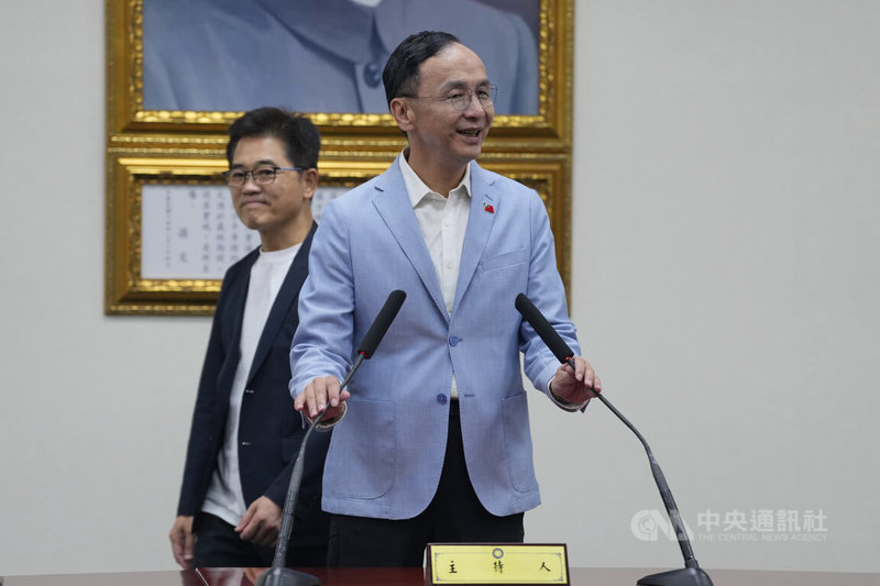 國民黨18日舉行黨主席選舉,晚間開票尚未結束,黨主席朱立倫(前)抵達黨中央準備發表談話。後為國民黨秘書長黃健庭。中央社記者徐肇昌攝 114年10月18日