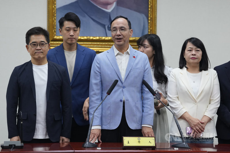 國民黨黨主席選舉18日舉行,晚間開票還在進行時,黨主席朱立倫(前中)在黨中央召開記者會,率秘書長黃健庭(前左)等人出席公開發表談話。中央社記者徐肇昌攝 114年10月18日