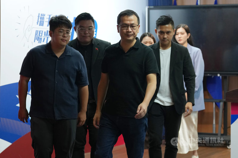 國民黨黨主席18日改選,晚間開票結果逐漸明朗化,候選人羅智強(前右)於結果正式揭曉前,在黨中央舉行記者會發表談話。中央社記者徐肇昌攝 114年10月18日