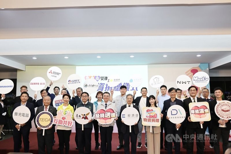 行政院長卓榮泰(前左5)18日在台南表揚雲嘉南災後復原物資捐贈業者,卓榮泰表示,在這次災後復原中看到人民愛心及企業社會責任。前左4為台南市長黃偉哲。中央社記者張榮祥台南攝 114年10月18日