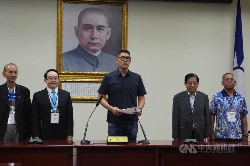 國民黨主席選舉結果18日晚間出爐,選監小組召集人、副主席連勝文(中)宣布,候選人鄭麗文以最高票數當選新任國民黨主席。中央社記者徐肇昌攝 114年10月18日