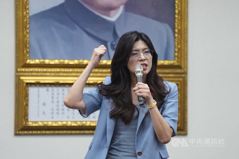 國民黨18日進行黨主席選舉,晚間開票結束後,確認由鄭麗文當選,她隨後在黨中央出席記者會發表感言。中央社記者徐肇昌攝 114年10月18日