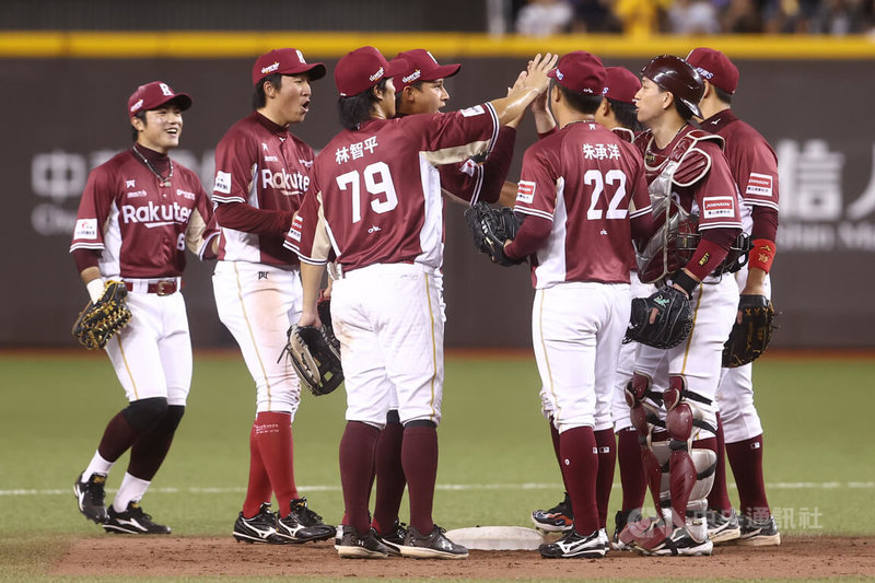 中華職棒7戰4勝制總冠軍賽(台灣大賽)18日在台北大巨蛋登場,終場樂天桃猿以3比0擊敗中信兄弟,搶下系列賽首勝,球員賽後在場中慶祝。中央社記者王騰毅攝 114年10月18日