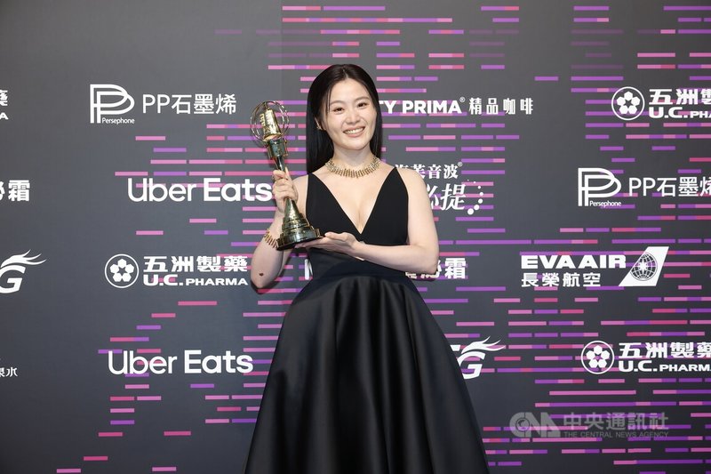 第60屆戲劇類金鐘獎頒獎典禮18日在台北流行音樂中心盛大舉行,演員楊小黎(圖)以「台語有影—啥人顧性命」摘下迷你劇集(電視電影)女主角獎,她致詞時表示自己熱愛演戲,未來也將繼續在演員之路上努力。中央社記者翁睿坤攝 114年10月18日