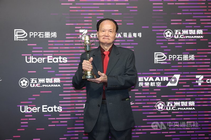 第60屆戲劇類金鐘獎頒獎典禮18日在台北流行音樂中心舉行,現年81歲的資深製景師葉輝龍(圖)打造無數影視布景,造就多部經典電視劇場景,今年榮獲金鐘特別貢獻獎殊榮,他也喊話會一直做下去。中央社記者翁睿坤攝 114年10月18日