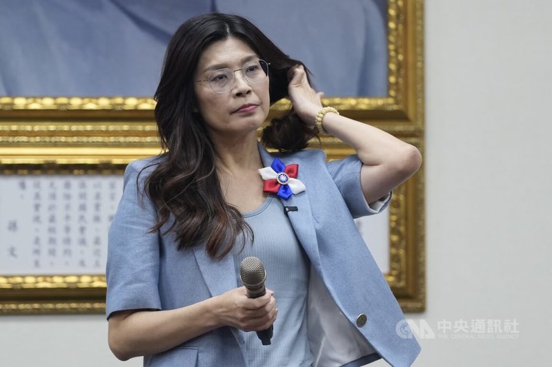 綠委指國民黨赤化，國民黨主席當選人鄭麗文18日表示，把中華民國毀了，對誰都沒有好處。亂貼仇中、反中的紅色標籤無助台灣進步，反而成為台灣停滯不前最大的問題。中央社記者徐肇昌攝　114年10月18日